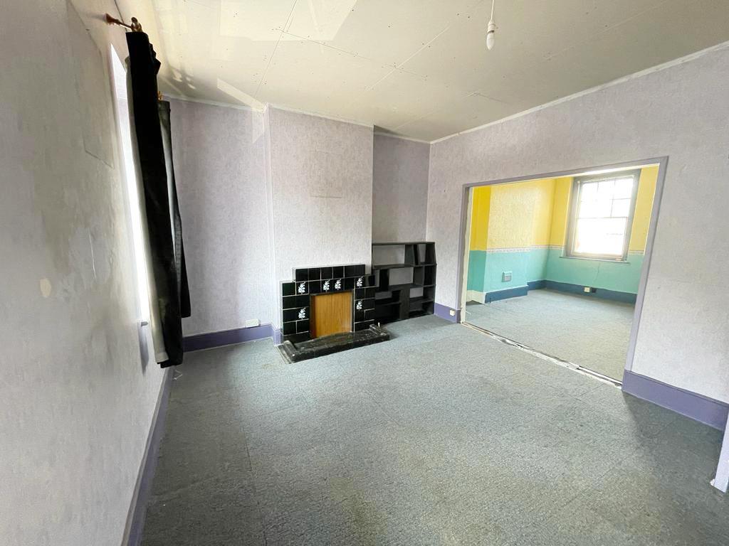 Lot: 86 - TWO-BEDROOM MAISONETTE AND GROUND RENT - 